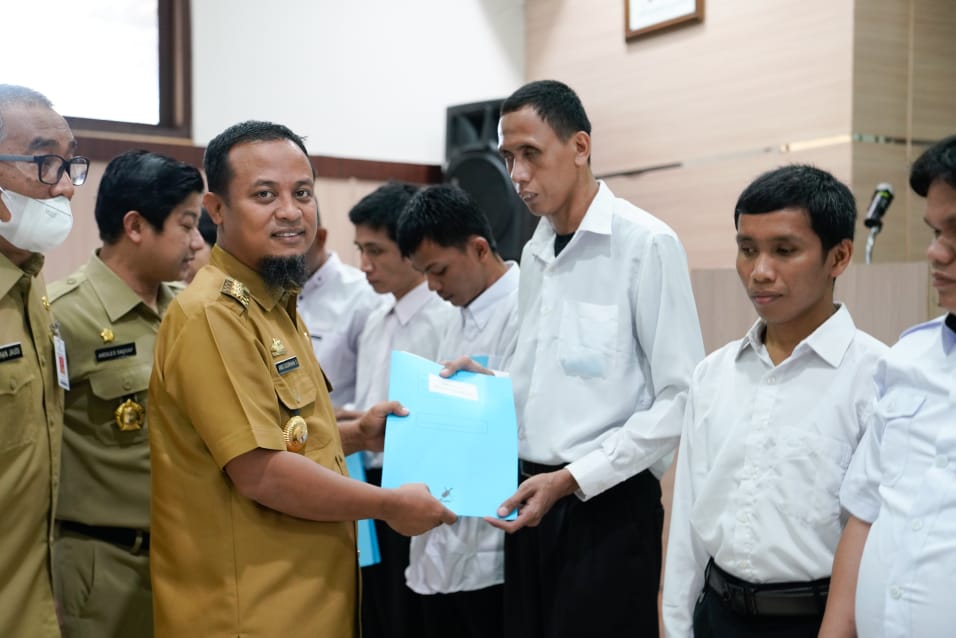 Terima SK Non-ASN dari Gubernur Sulsel, Penyandang Disabilitas Terharu dan Berdoa